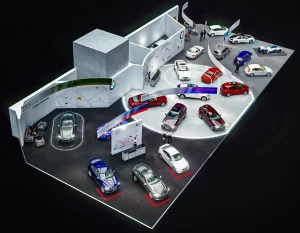 Vogelperspektive des BMW Messestandes mit verschiedenen Fahrzeugen, darunter Limousinen, Sportwagen und einem E-Race Modell, die in einem modernen Ausstellungsraum positioniert sind, in dem Menschen umhergehen und die Fahrzeuge betrachten.