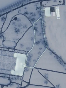 Sattelitenbild: Park Hellbrunn in Salzburg in Winter mit dem Grundriss der künstlichen Eislaufbahn
