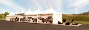 Outdoor Ausstellungsfläche für MINI Fahrzeuge. Diese stehen in halb offenen Pagodenzelten. Über dem Zelteingang hängt ein Transparent mit der Aufschrift "MINI Blackyard". Rechst ist ein Podest mit Beanbags und Sonnenstühlen.