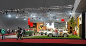 MINI auf Vienna Autoshow 2018 Messestand Seitenansicht mit MINI Cooper John Works grün und einem MINI Countryman mit einem Dachzelt
