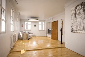 Visualisierung Nonntal Salzburg 2. Obergeschoss mit afrikanischer Kunst und einem Stoffsofa