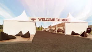 Outdoor Ausstellungsfläche für MINI Fahrzeuge. Diese stehen in halb offenen Pagodenzelten. Die Zelte bilden eine Gasse. Am Eingang hängt ein Transparent mit der Aufschrift "Welcome to MINI"