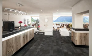 Visualisierung Umbau und Renovierung der Seevilla Freiberg in Zell am See, Eingangsbereich mit Rezeption.