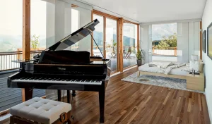 Seevilla Freiberg, Zell am See, Eigner-Loft Schlafzimmer mit einem Doppelbett und einem Klavier