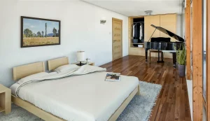 Seevilla Freiberg, Zell am See, Eigner-Loft Schlafzimmer mit einem Doppelbett und einem Klavier