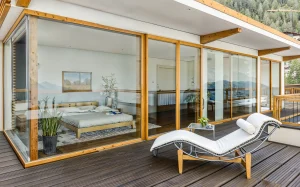 Seevilla Freiberg, Zell am See, Eigner-Loft Terrasse mit einer Sonnenliege vor dem Schlafzimmer Fenster