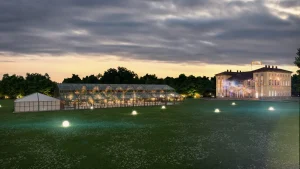 Visualisierung einer Hochzeitsveranstaltung, Außenansicht eines Zeltes mit dem Dining Bereich und einer Außenlounge in einem Park mit Schloss am Abend