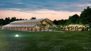 Visualisierung einer Hochzeitsveranstaltung, Außenansicht eines Zeltes mit dem Dining Bereich und einer Außenlounge in einem Park am Abend