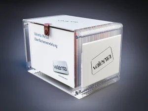 Blechmuster Box aus Acrylglas mit einem magnetischen Verschluss aus Leder, Box ist geschlossen. In der Box sind mehrere Blechmuster und ein Folder.