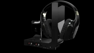 VIZIO Over-Ear Kopfhörer und iPhone Docking Station aus einem schwarzen gländen Kunststoff mit dem VIZIO Logo rechts unten. Rückansicht