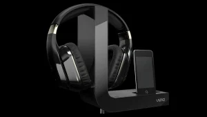 VIZIO Over-Ear Kopfhörer und iPhone Docking Station aus einem schwarzen gländen Kunststoff mit dem VIZIO Logo rechts unten. Front Ansicht