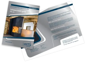 Valenta Metall Produktfolder für Schwarstahl geölt. Druckt in Pantone Metallic Silber mit dem Motiv eines Kamins auf dem Umschlag und Auslobung auf den Innenseiten