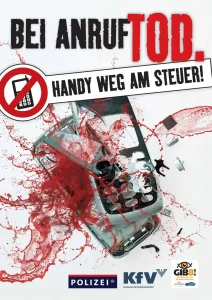 Ein Plakat mit einem zerschellten Handy aus dem Blut herausspritzt. Der Text auf dem Plakat ist: Bei Anruf Tod. Handy weg am Steuer.