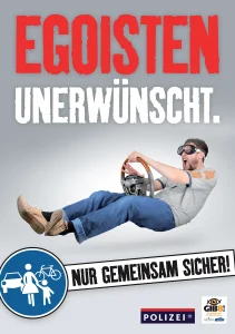 Plakat mit einem Mann und aggressiven Gesichtsausdruck mit Schibrille in einer sitzenden Position, der ein Lenkrad hält und hupt. Text auf dem Plakat ist: Egoisten unerwünscht. Nur gemeinsam sicher.