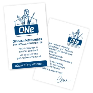 Visitenkarte Istallateur Othmar Neuhauser mit einem Logo, das ein Haus, Bleistift, Rohrzange und Schrabenzieher darstellt. Text ist die Adress und Telefonnumer von Othmar Neuhauser. Am unteren Rand steht der Claim auf einem blauen Hintergrund "Bäder für's Wohnen".