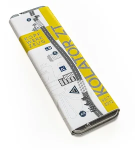 Eine geschlossene Metallbox umhüllt mit einer Banderole in Kolator ZT GmbH Corporate Design mit dem Motiv des 11 Jahre Jubiläums mit dem Text Kopfwerkzeug und Kolator ZT seit 2012