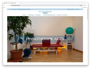Physiotherapie Aigen Screenshot der Frontpage mit Logo, Menü und einem Bild der Behandlungliege, Ergometer in einem Übungsraum mit Holzboden und einer Fikus-Pflanze